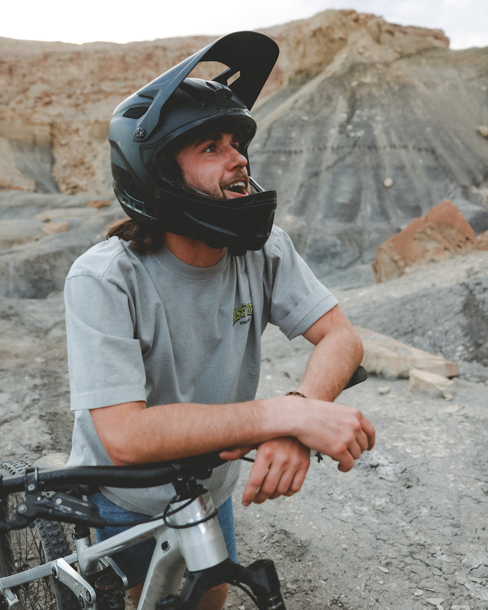THE FAST LIFE GRAPHIC TEE: GRAY