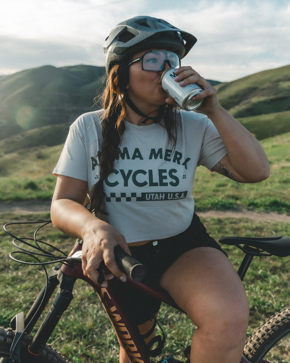 ANIMA MERX CYCLES GRAPHIC CROP-TEE: BONE