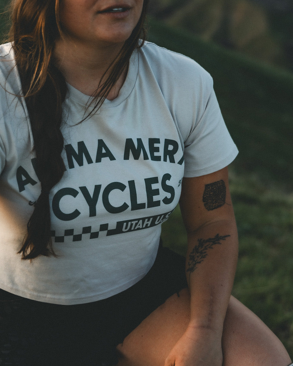 ANIMA MERX CYCLES GRAPHIC CROP-TEE: BONE